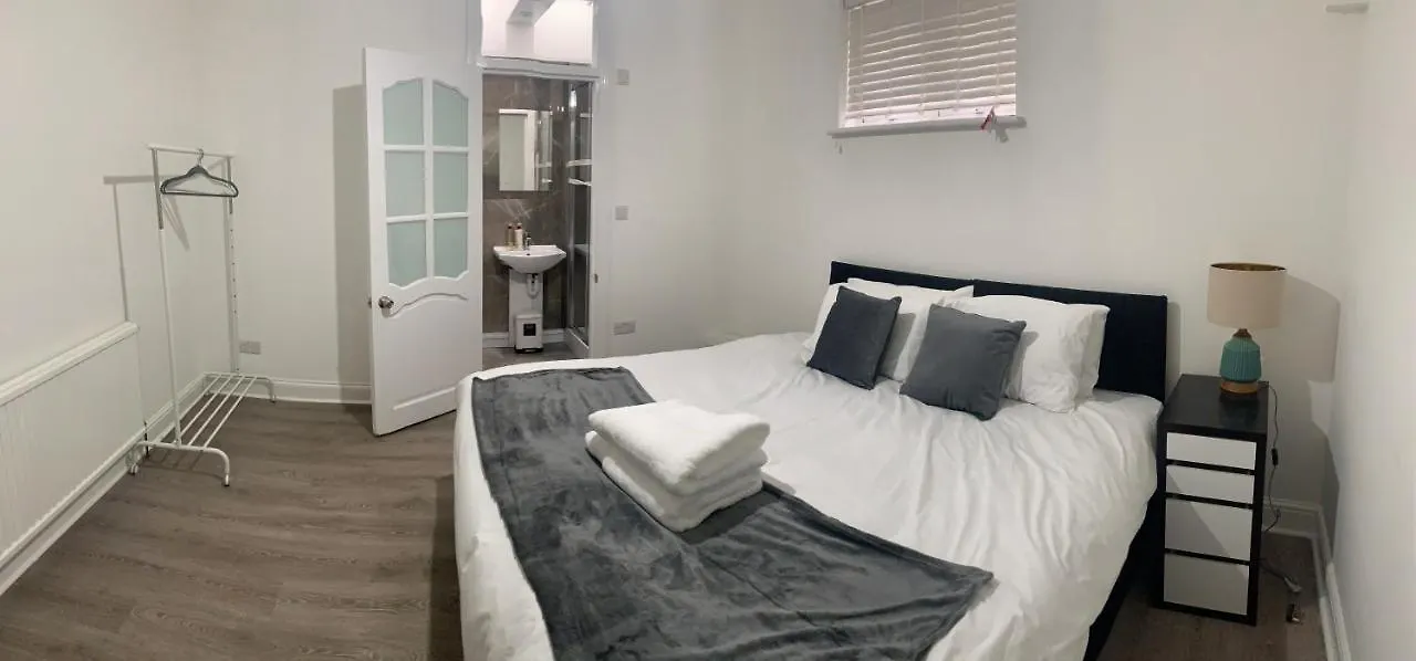 Beautiful 4 Ensuite Bedroom House, Free Wifi, Parking, Family, Corporate, Contractors Ilford Daire