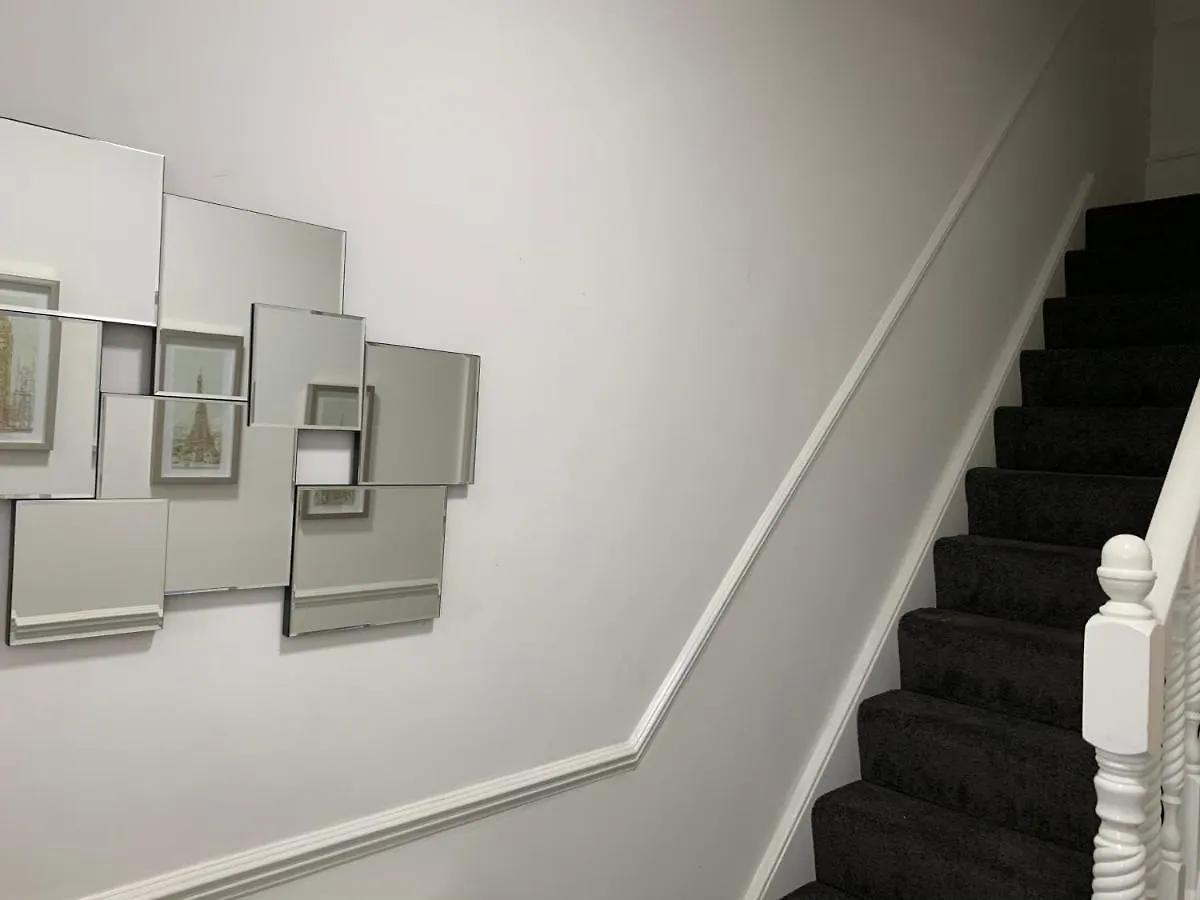 Daire Beautiful 4 Ensuite Bedroom House, Free Wifi, Parking, Family, Corporate, Contractors Ilford