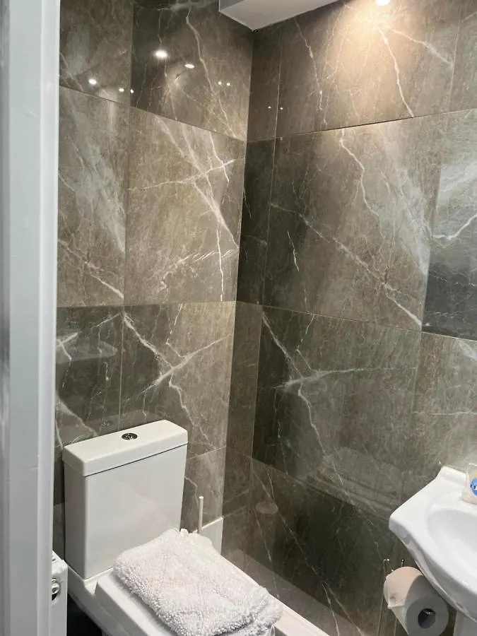 Daire Beautiful 4 Ensuite Bedroom House, Free Wifi, Parking, Family, Corporate, Contractors Ilford