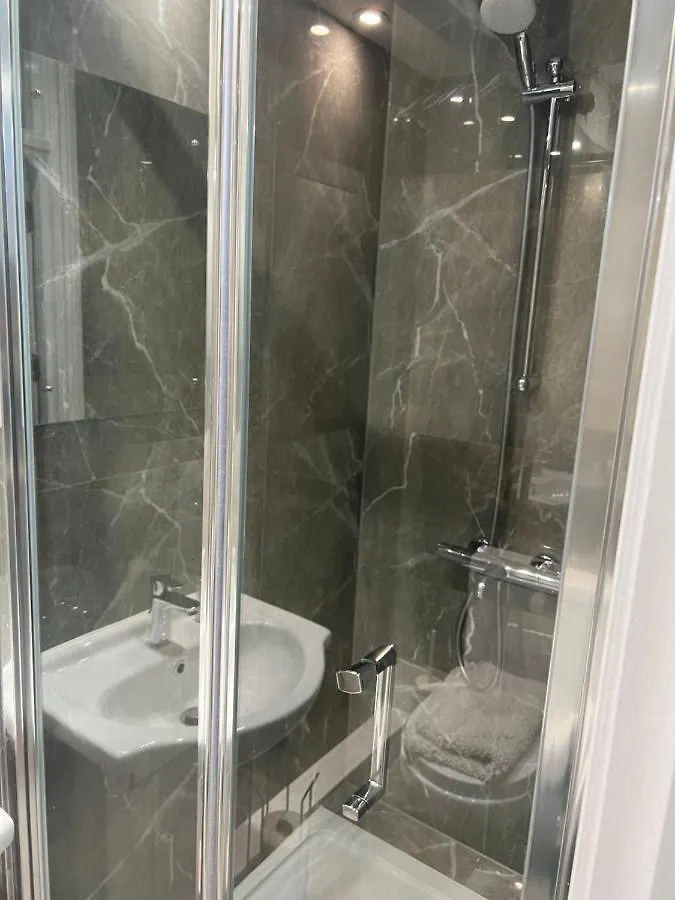 Beautiful 4 Ensuite Bedroom House, Free Wifi, Parking, Family, Corporate, Contractors Ilford