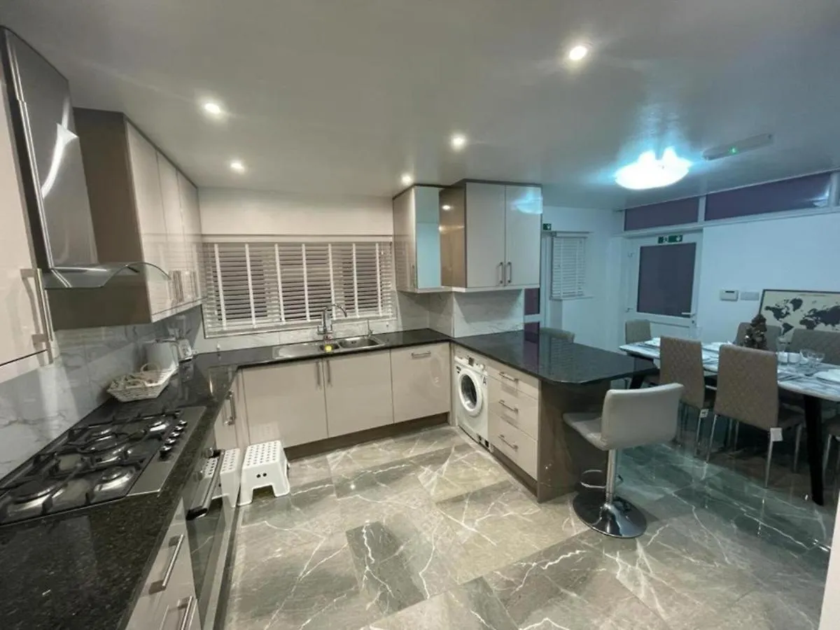 Beautiful 4 Ensuite Bedroom House, Free Wifi, Parking, Family, Corporate, Contractors Ilford